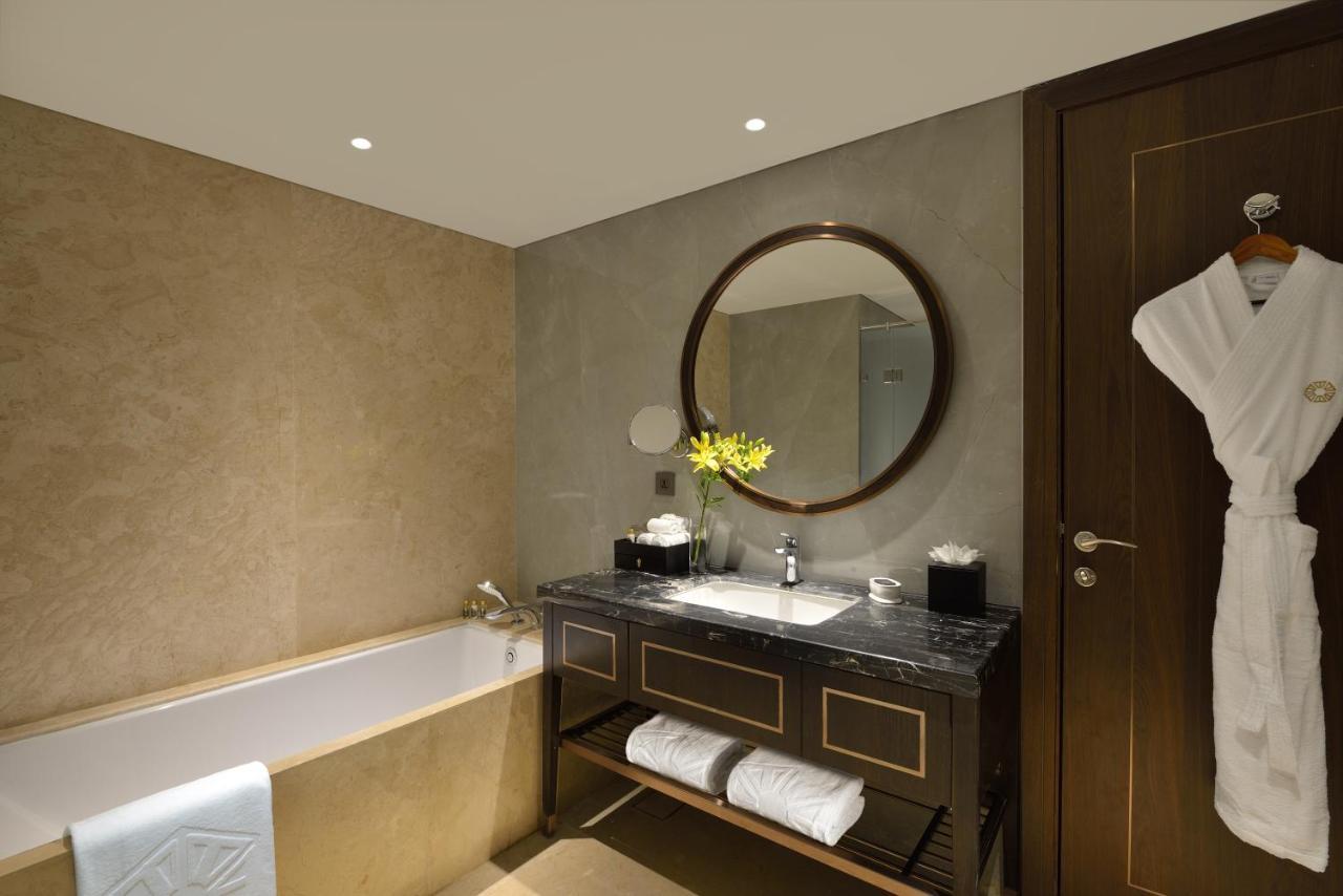 Taj Skyline Ahmedabad Hotel Exterior photo Bathroom
