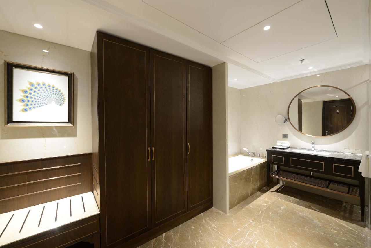 Taj Skyline Ahmedabad Hotel Exterior photo A bathroom at the hotel