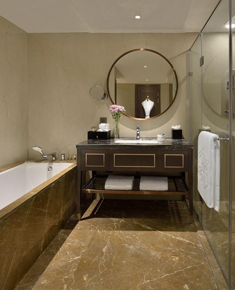 Taj Skyline Ahmedabad Hotel Exterior photo Bathroom
